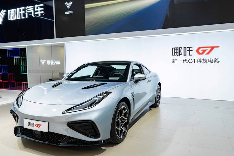 广州90哪吒汽车在智能汽车领域的表现，领途汽车在新能源汽车市场中的影响力